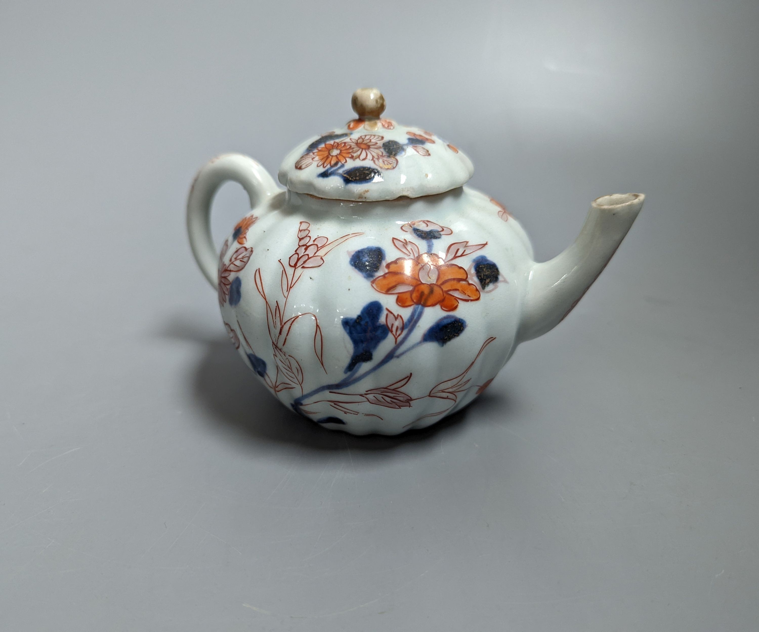 A small 18th century Japanese Arita porcelain teapot and cover 9cm